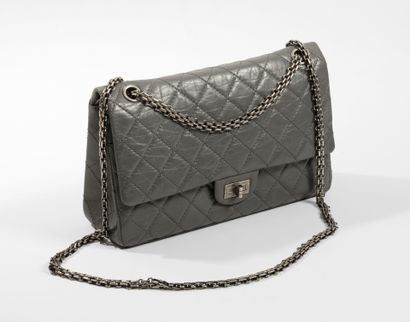CHANEL 
Sac classique 2.55 à double rabat...