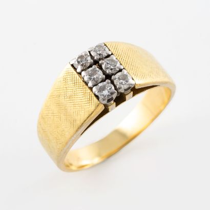 Yellow gold (750) and platinum (850) ring...