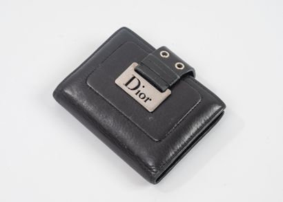 DIOR
Porte-carte en cuir noir et métal acier....