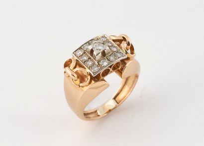Yellow gold (750) ring centered on a brilliant-cut...