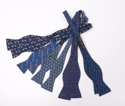 HERMES 
Set of 5 bow ties in blue silk. 
Marine,...