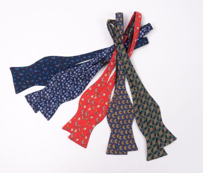 HERMES 
Lot de 5 nœuds papillons à nouer...