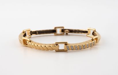 Bracelet en or jaune (750) à maille articulée...