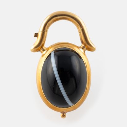 Yellow gold (750) photo holder pendant centered...