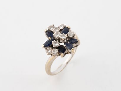 Bague en or gris (750) formant une fleur...