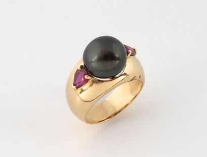 Yellow gold (750) ring set with a black Tahitian...