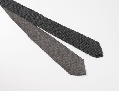 HERMES Paris
Deux cravates en soie dont :
-...