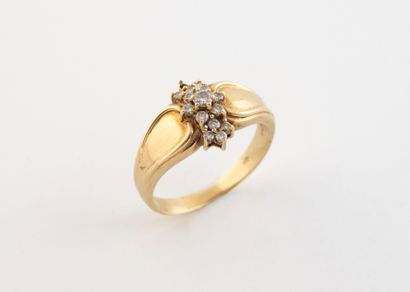Yellow gold (585) wide-shouldered ring, centered...