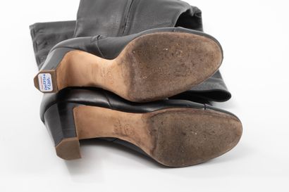 CHANEL
Paire de cuissardes en cuir noir.
Siglées...