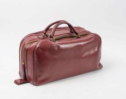 HERMES 
V travel bag in Hermès red box calfskin.
Unlined...