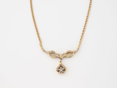 Collier en or jaune (585) orné de diamants...