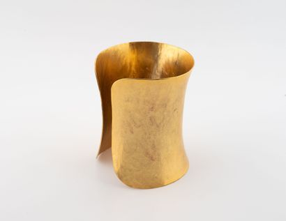 Hervé Van Der Staeten
Gold-plated cuff bracelet...