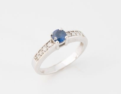 Bague en or gris (750), orné d'un petit saphir...