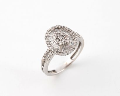 Bague en or gris (750) ornée de diamants...