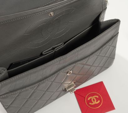 CHANEL 
Sac classique 2.55 à double rabat...