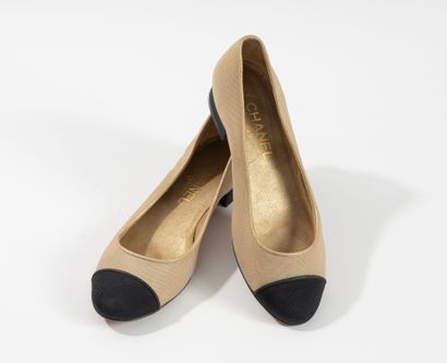 CHANEL 
Ballerines en toile beige et dorée...