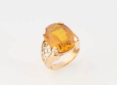Yellow gold (750) ring set with an oval-cut,...