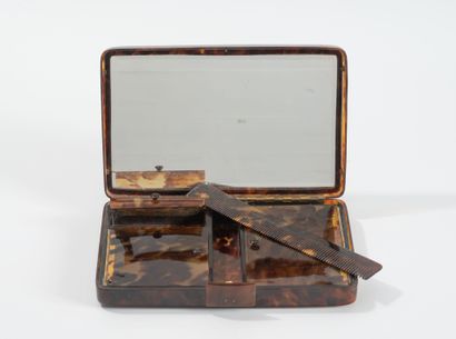 Minaudière en écaille de tortue.
Année 1930.
intérieur...