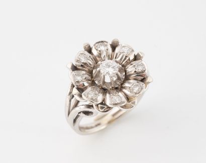 A white gold (750) and platinum (950) flower...