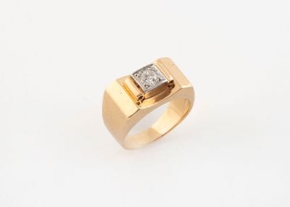 Yellow gold (750) tank ring centered on a...