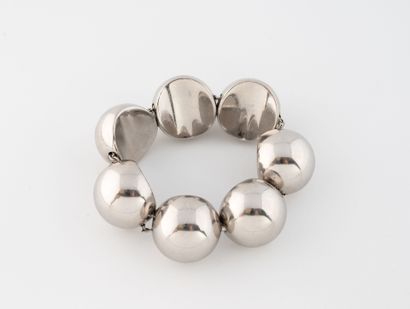 Yves Saint LAURENT
Bracelet en métal argenté...