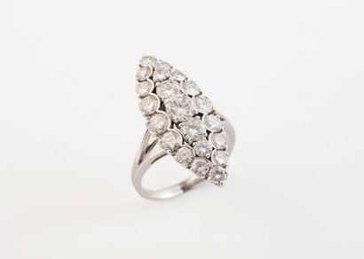 Marquise ring in white gold (750) set with...