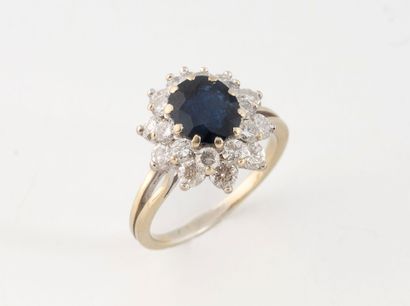Bague marguerite en or gris (750) centrée...