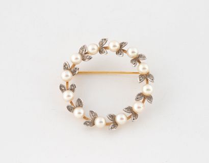 Small crown brooch in yellow and white gold...