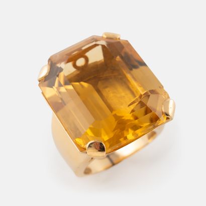 Yellow gold (750) ring, centering a large...