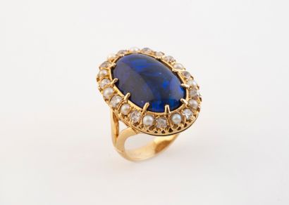 Yellow gold (750) ring set with a cabochon-set...