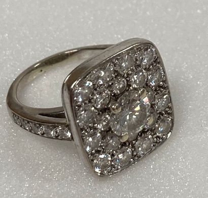 Attractive white gold (750) ring with rectangular...