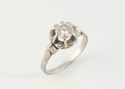 Solitaire ring in platinum (850) set with...