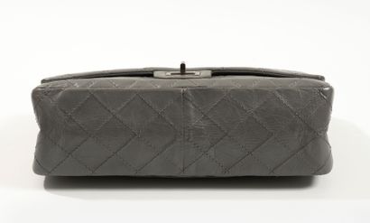 CHANEL 
Sac classique 2.55 à double rabat...