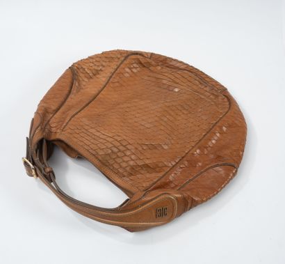 GIVENCHY
Sac hobo en cuir façon reptile fauve....