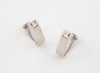 Paire de boutons de manchettes en or gris...