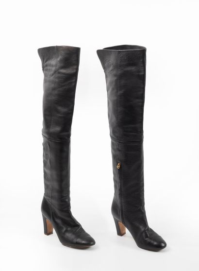 CHANEL
Paire de cuissardes en cuir noir.
Siglées...