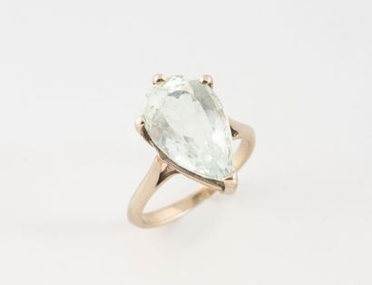 A white gold (750) ring set with a claw-set...