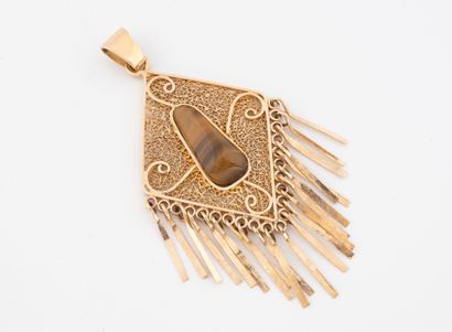Yellow gold (750) diamond-shaped pendant,...
