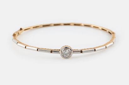 Bracelet jonc rigide semi ouvrant en or jaune...