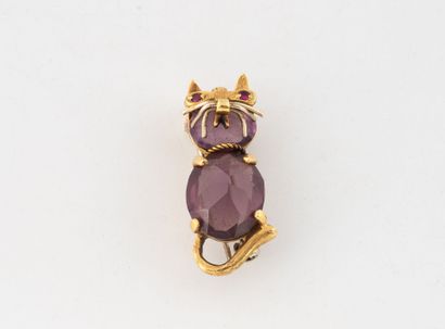 Small brooch in yellow gold (750) forming...