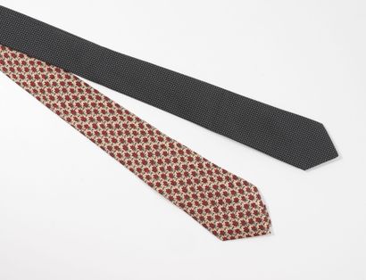 HERMES Paris
Deux cravates en soie dont :
-...