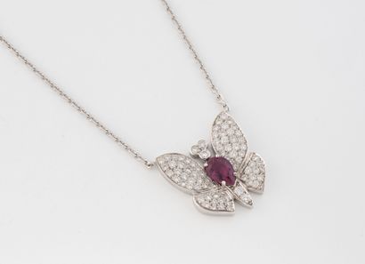 Collier en or gris (750) formé d'une chaîne...