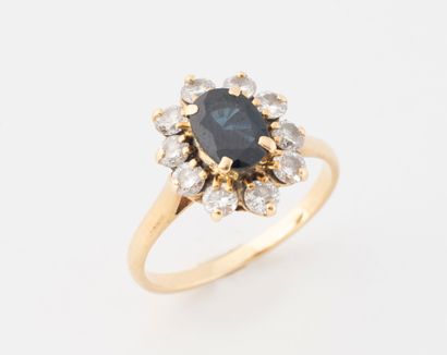 Yellow gold (750) daisy ring set with a claw-set...