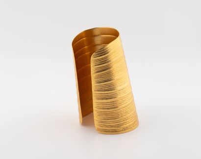 Hervé Van Der Straeten
Gold-plated cuff bracelet...