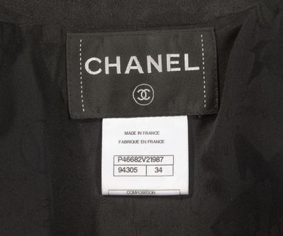 CHANEL
Veste courte en tweed noir.
Double...