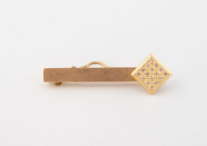 Tie clip in yellow gold (750) decorated with...