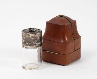 Flacon de parfum en argent (Min 800) et verre...