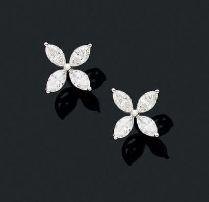 Belle paire de boucles d'oreilles en or gris...