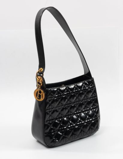 DIOR 
Sac porté épaule en cuir de veau glacé...
