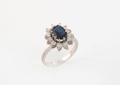 Daisy ring in white gold (750), centered...